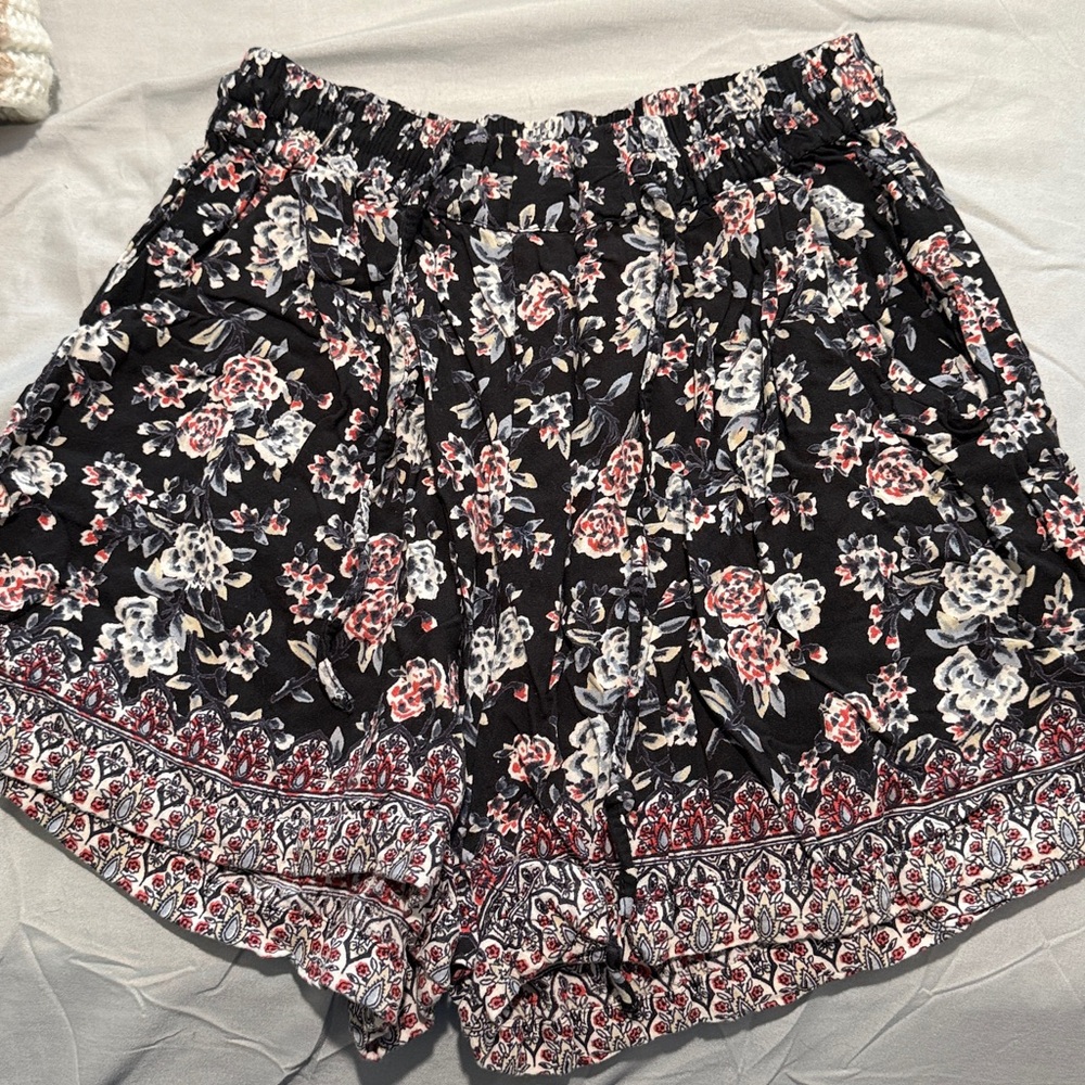 Floral Patterned Black Shorts
